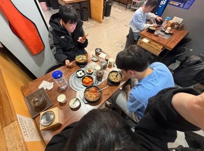 AL分享队员日常:香克斯结账请我们吃了米肠汤